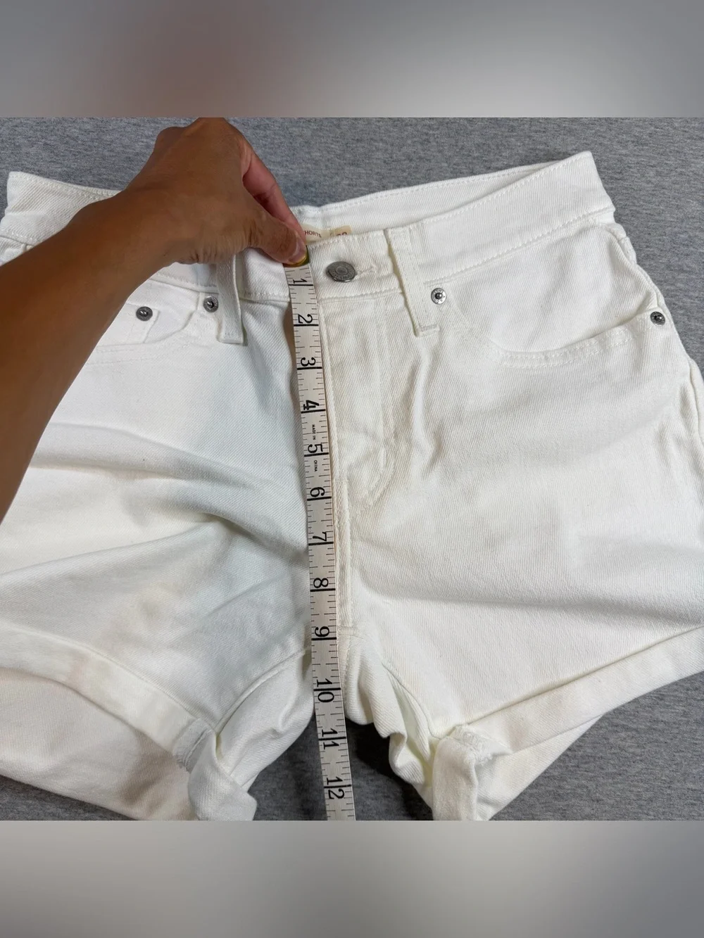 Levi’s Mid Length Denim Shorts Womens 28 White  Cuffed Stretch Jean Shorts